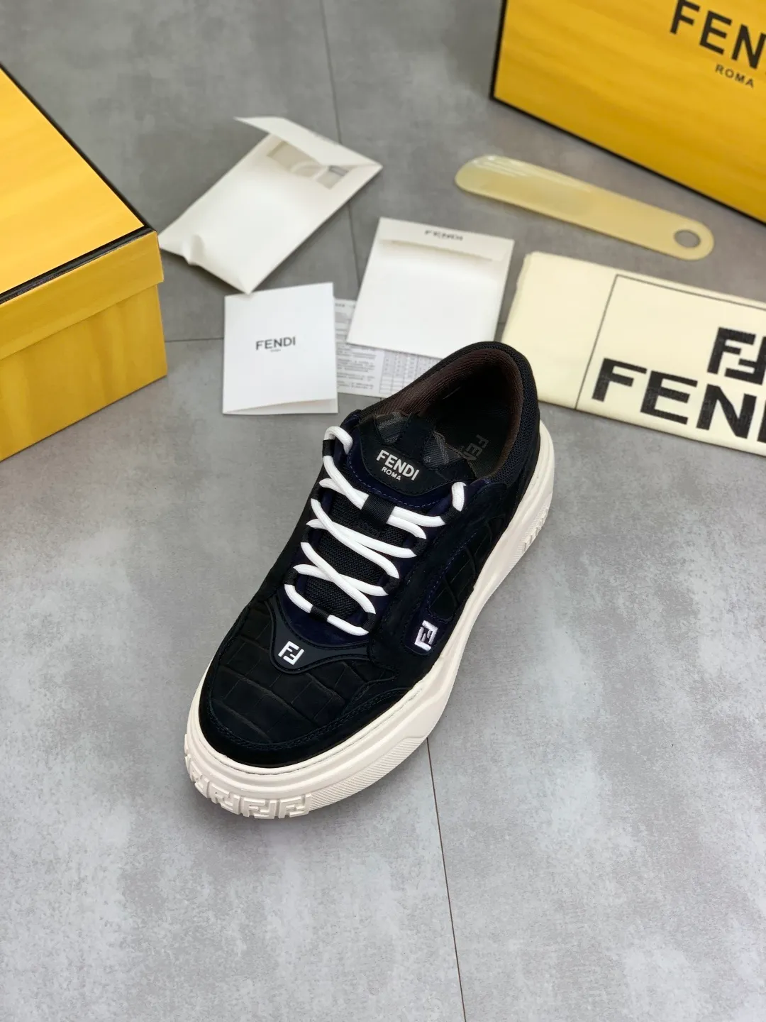 Men's Men's Shoes 💰P800 New Style 💰💎💎💎Summer Hot Style [FENDI Fendi] Top Version 🆕New slip-on sneakers, wavy soles engraved with original words. Embossed Fendi Flow lettering on the heel. The upper is made of high-end calfskin and breathable materials. Original lining with tone-on-tone details decorated with innovative handcrafting techniques. Ultra-light and wear-resistant TPU and IP foam soles, overall lightweight and comfortable. Size:39-44 (38 45 can be customized)